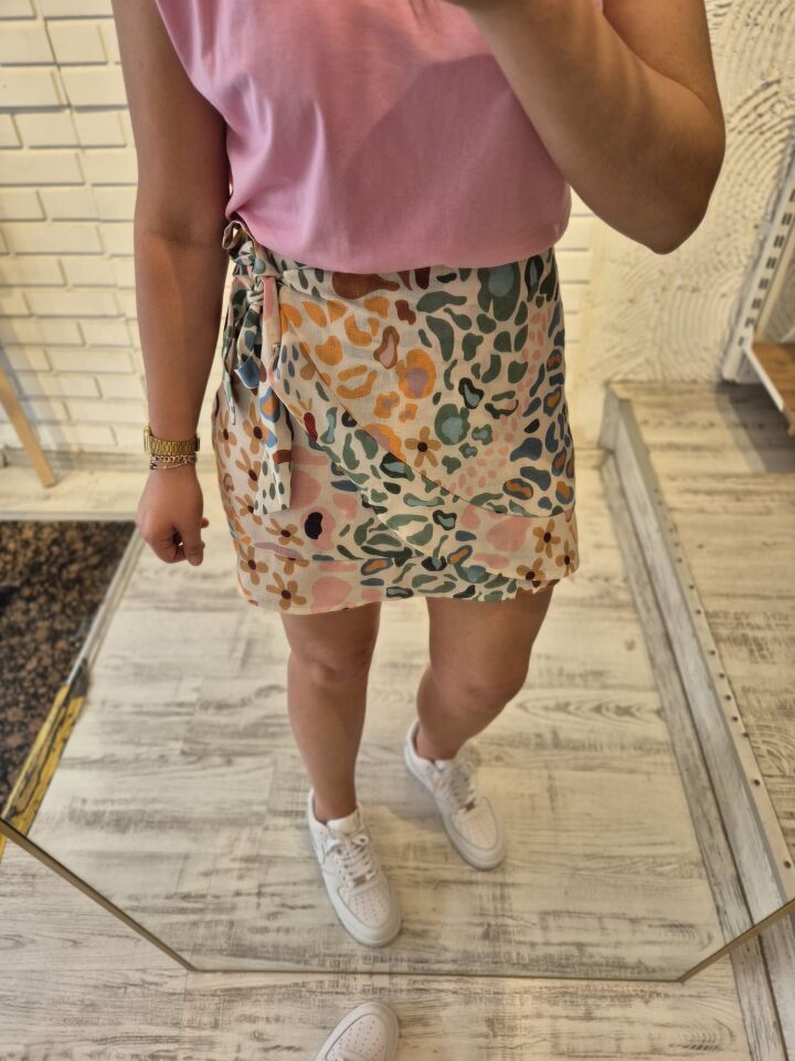 Kruvaze Bağlamalı Renkli Desenli Keten Mini Etek