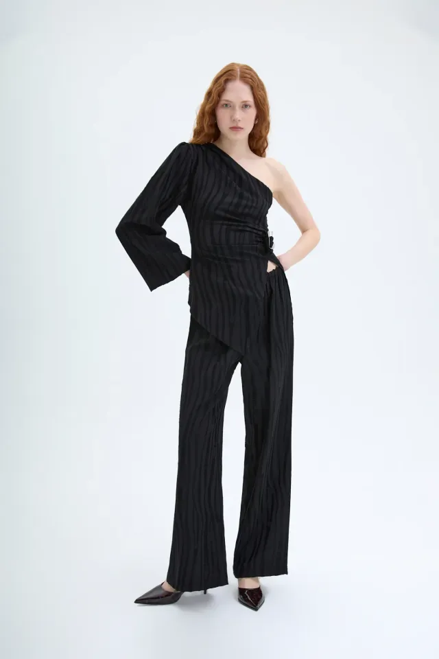 Toka Aksesuarlı Tek Omuz Asimetrik Bluz Siyah