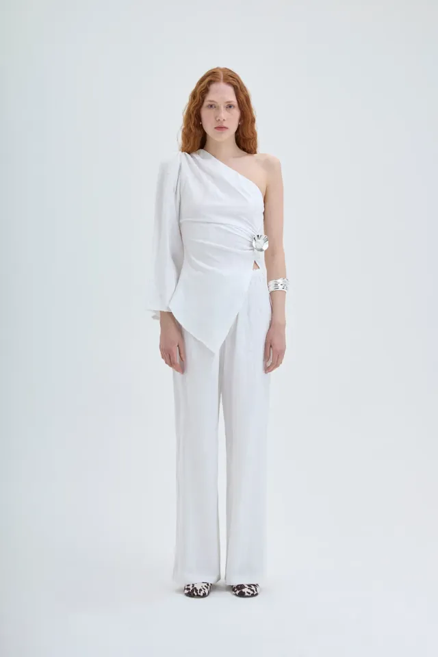 Toka Aksesuarlı Tek Omuz Asimetrik Bluz Ekru